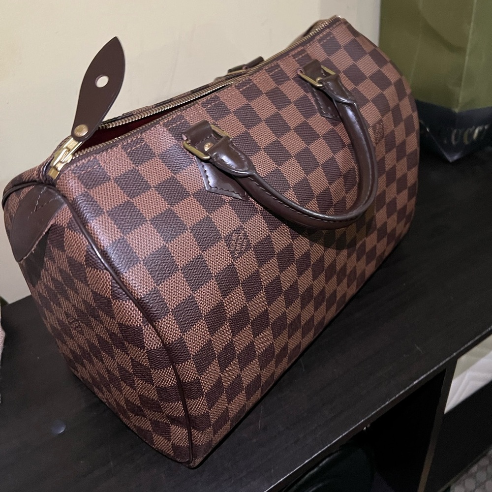 Speedy 30 Elegant Compact Louis Vuitton handbag with red matching insert